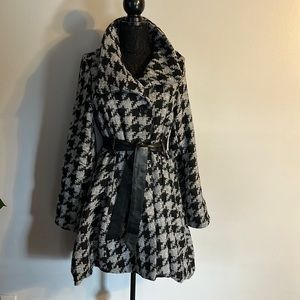 Women’s grey/black houndstooth coat Sz. Lg